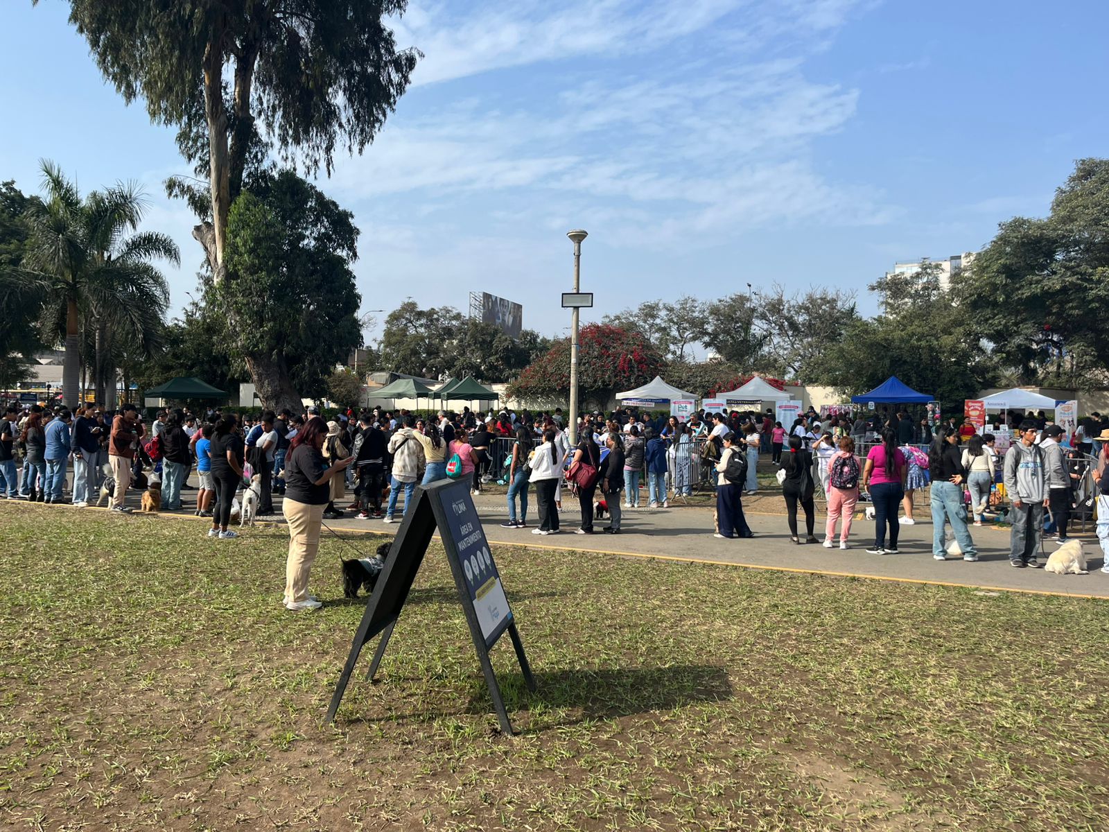 Personas en una fila esperando ser atendidas junto a sus perros en el Perrotón 2025 en el Cercado de Lima en Lima Peru.