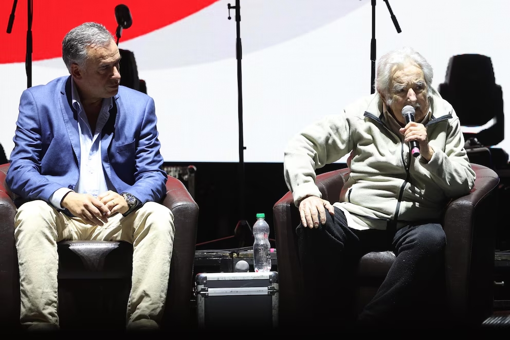 José Mujica junto al entonces candidato Yamandú Orsi en el cierre de campaña del partido Frente Amplio en 2024. // Fuente: Grupo EFE