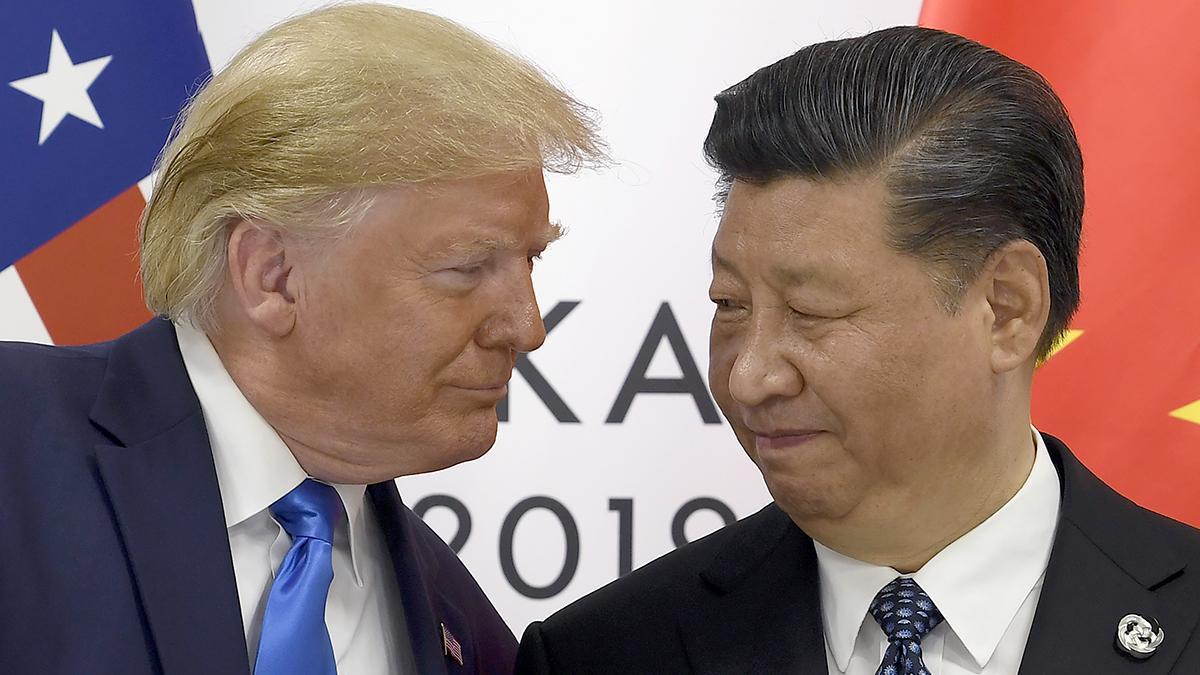 El presidente de EE. UU., Donald Trump, y su homólogo chino, Xi Jinping, se miran de cerca después de una reunión sobre los aranceles.