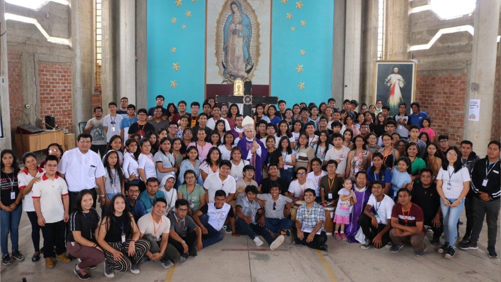 Robert Prevost con jóvenes chiclayanos