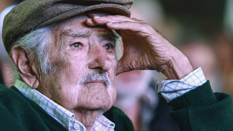 Fotografía de José Mujica conmovido mientras ve un homenaje dedico a él. // Fuente: Grupo EFE