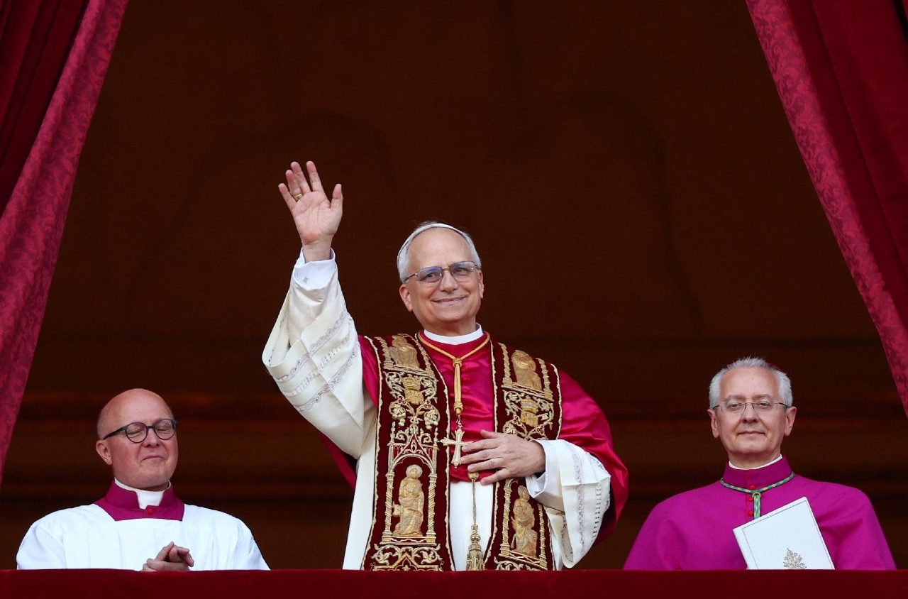 Papa León XIV saludando a las personas en su primera aparición en el Vaticano