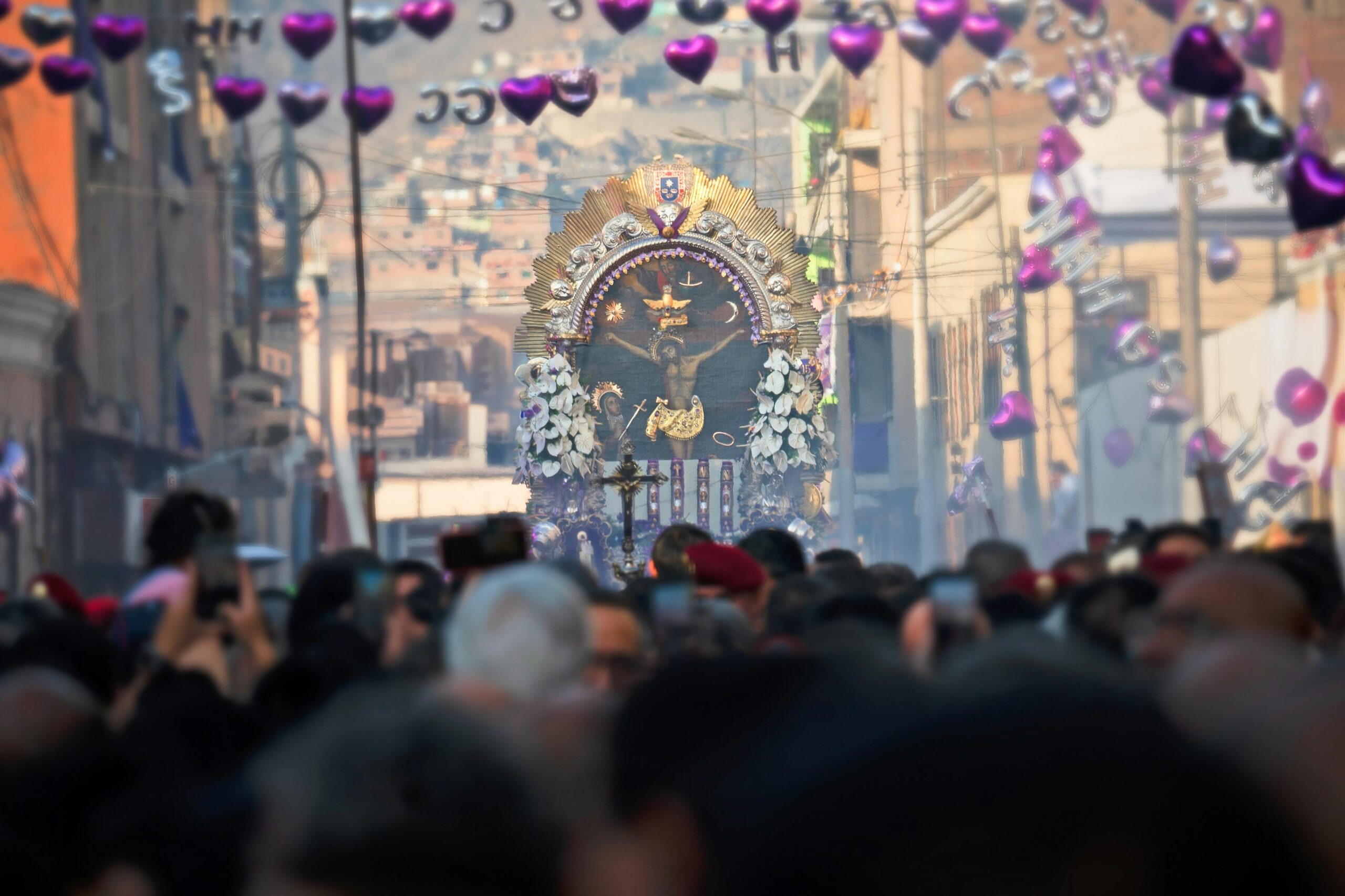 La Procesión del Señor de los Milagros 2025: Fe y Tradición en Lima
