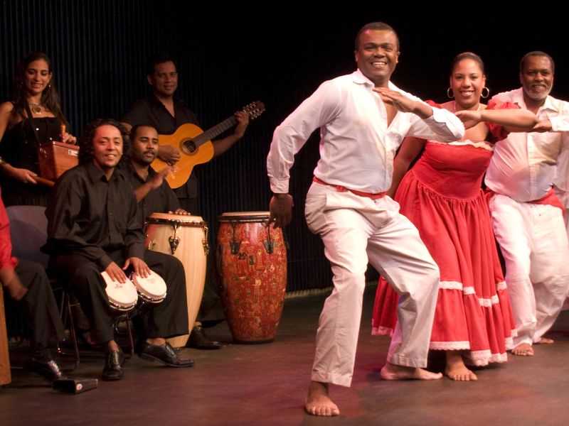 “Al Ritmo del Perú: La Canción Criolla y sus Lugares Emblemáticos”