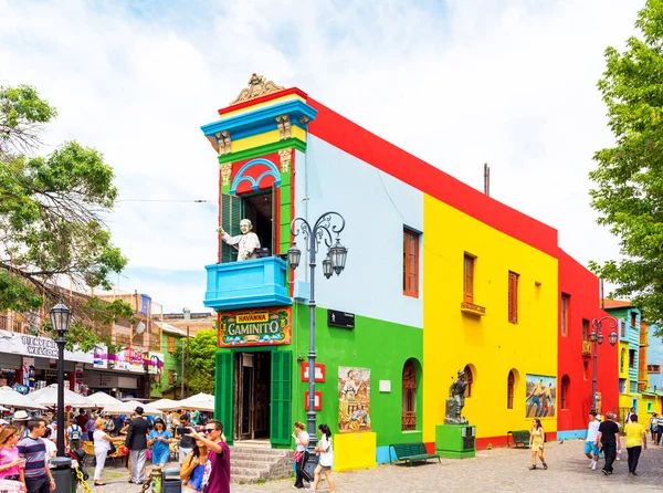 “La Boca: Colores y Sabor en Buenos Aires”
