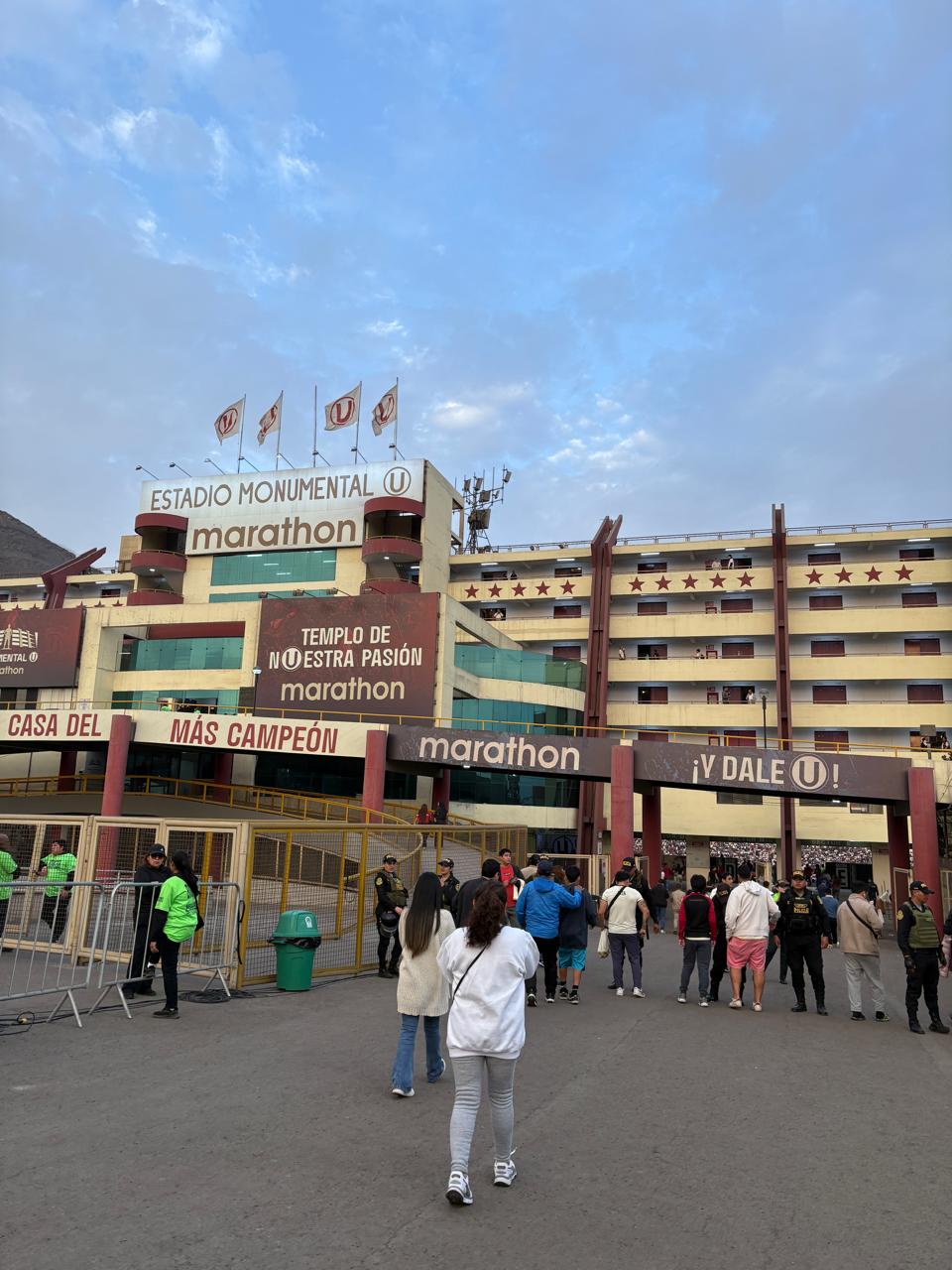 Hinchas de Palmeiras y Flamengo llegan a Lima para la final de la Copa Libertadores en el Estadio Monumental